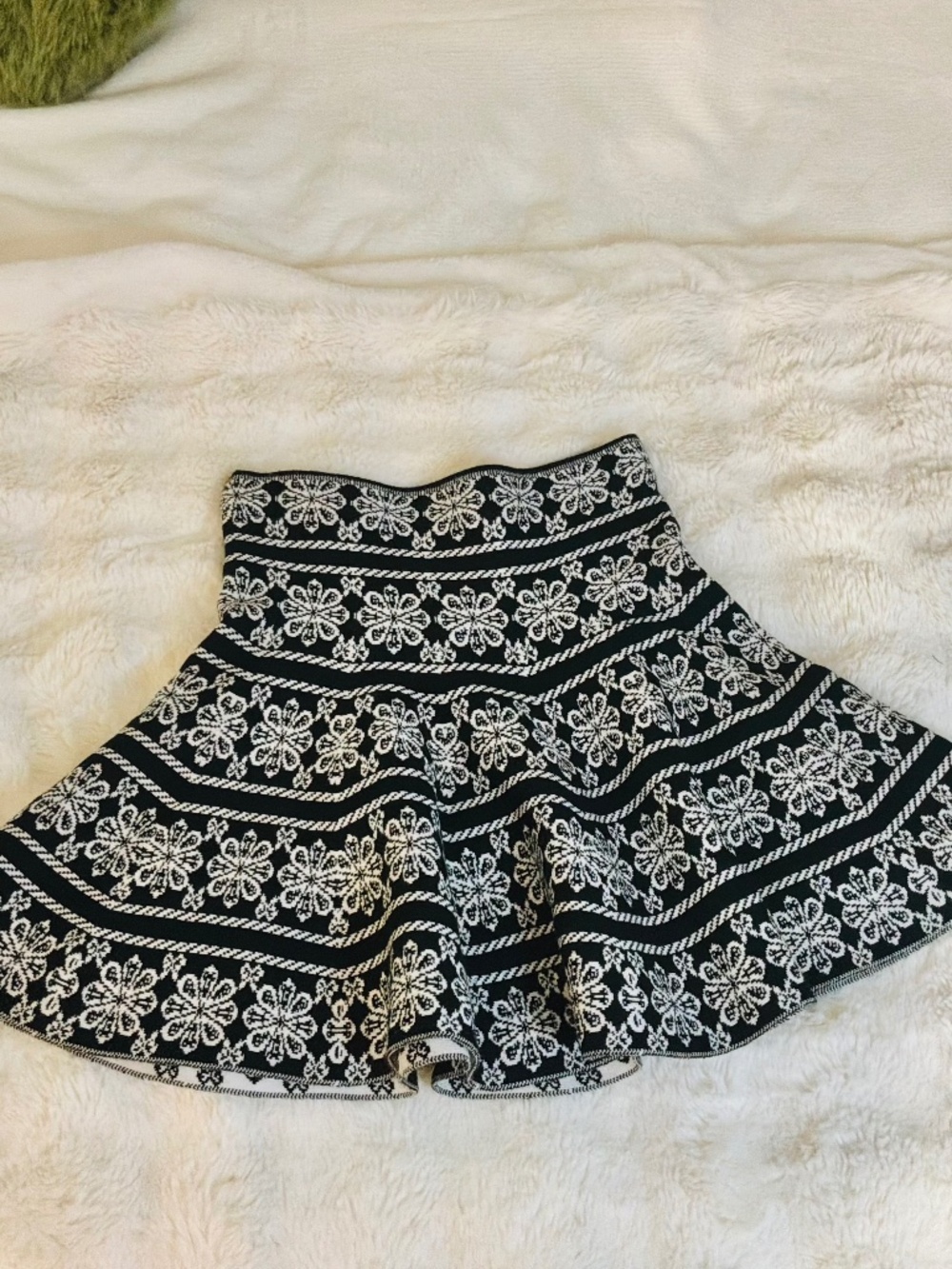 I. Fashion Black & White Jacquard Knit Skater Mini Skirt - Size M/L